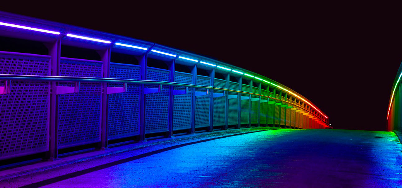 Bild einer Brücke mit benutzerdefinierten RGB-LEDs für den Außenbereich