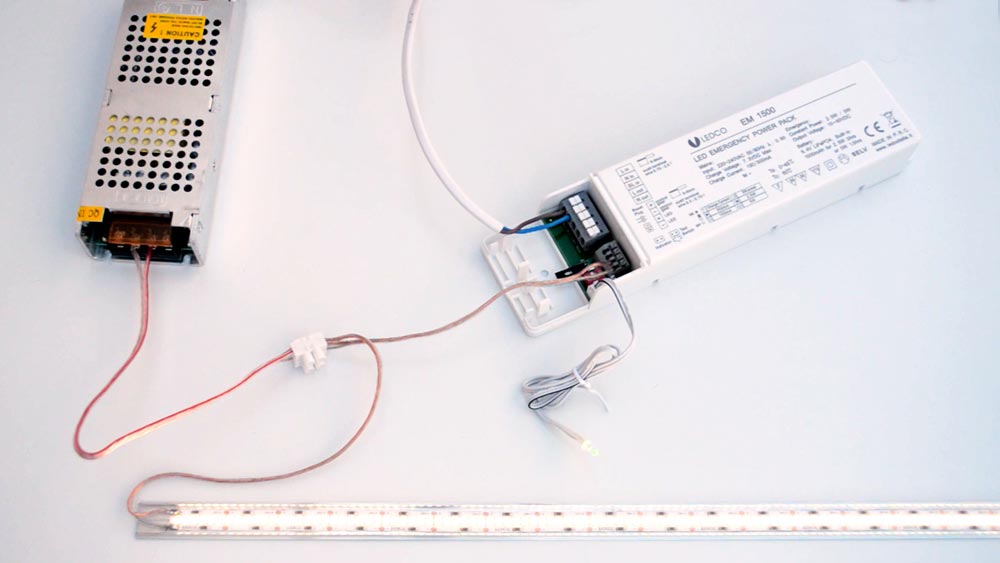 Duoying Kit di accensione Kit di avviamento Multi-Funzione con LED Rosso 12V 1A Caricabatteria di Emergenza Fai-da-Te 